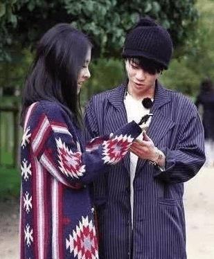 和张碧晨好像在一起后,华晨宇又在节目里哭了,还主动提了孩子_女儿