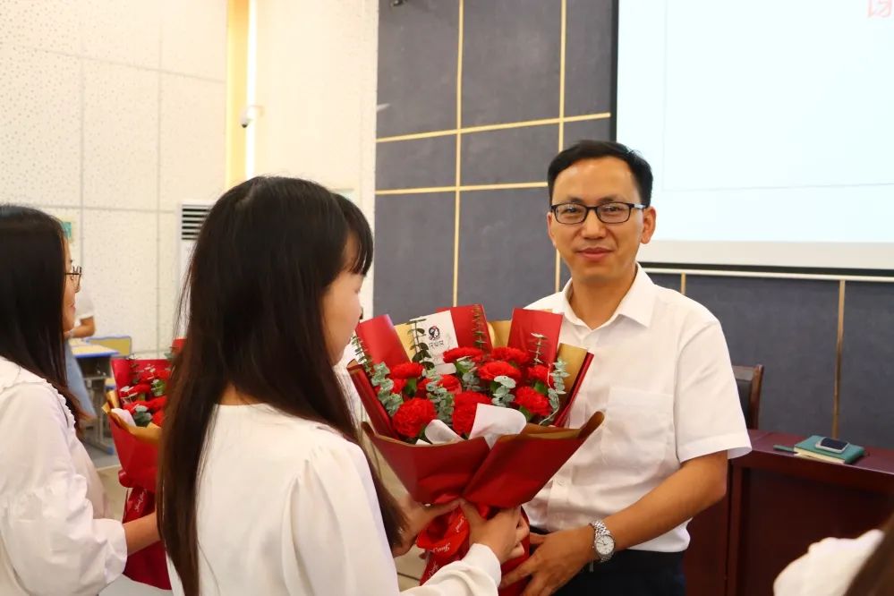 赣州中学蓉江校区召开2022-2023学年第二学期"蓝青工程"总结大会_教学