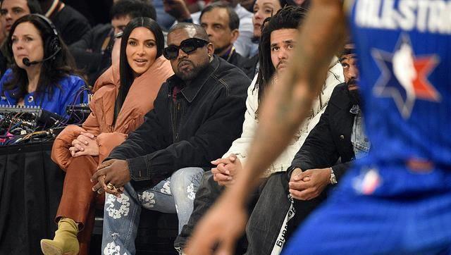 服,下身则是一件深黄色的漆皮裤,黑发披肩面对镜头嘟嘴卖萌可爱十足