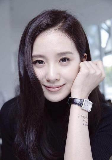 刘诗诗这是胖出新高度了?胯宽腰圆大衣都遮不住啦!_黑色_印花_墨镜