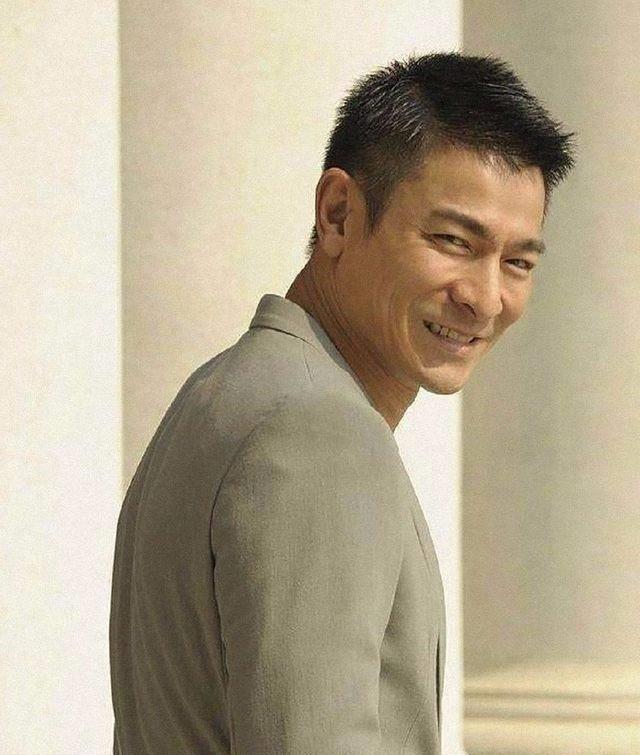 刘德华的超帅西装照,人家这样的效果才能叫穿西服