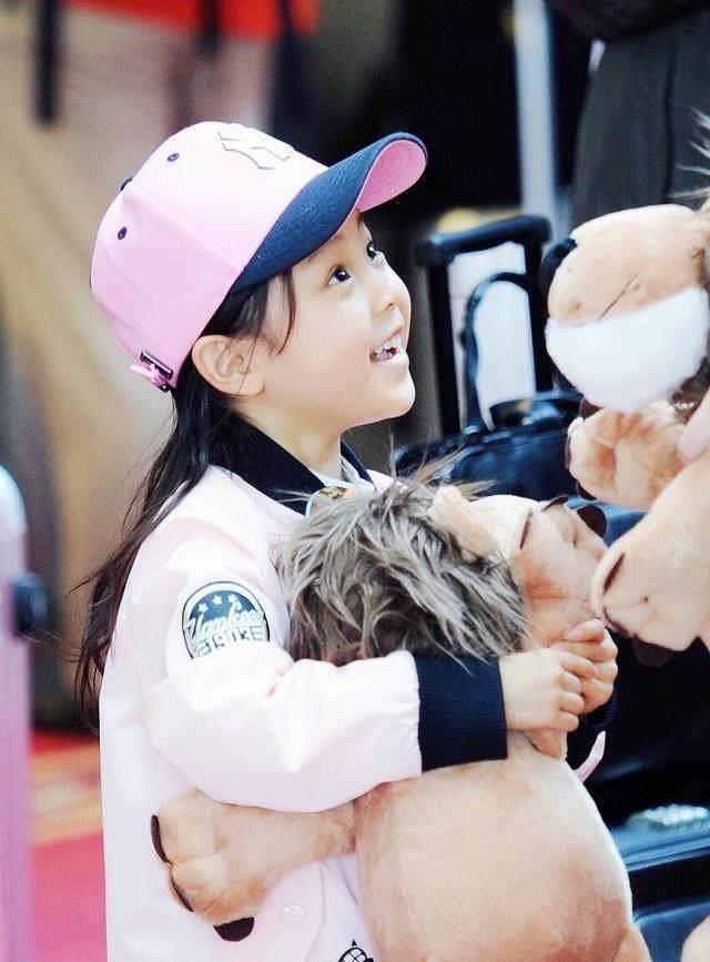 李小璐和李安琪带娃方式不一样,单纯看甜馨和奥莉的打扮就知道了_自然