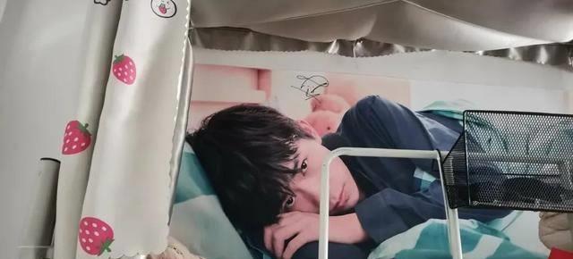 邓伦沈腾帅照"面目全非",王一博微表情亮了_本人_照片_弟弟