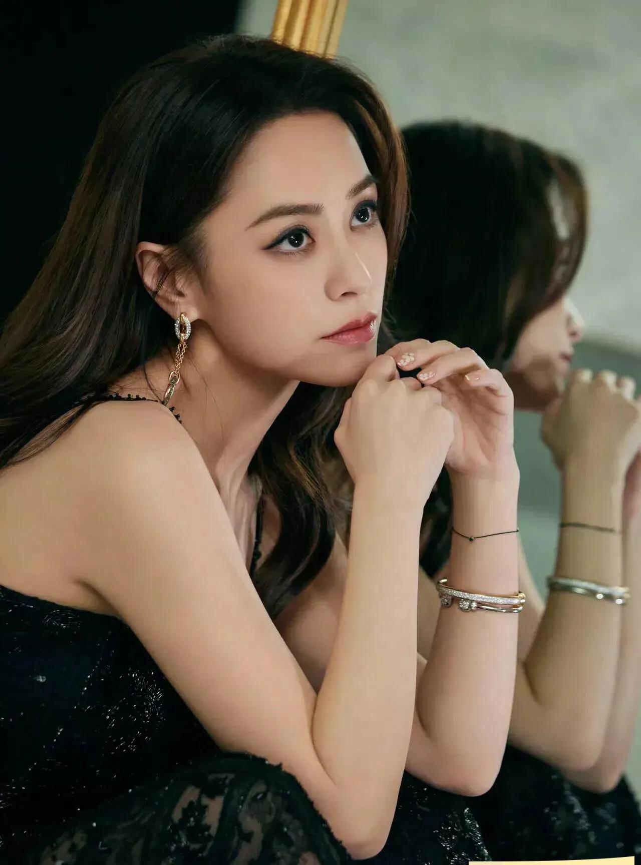 进来欣赏美女钟欣潼的精美照片,感觉真的好美,时尚万种,美丽俏佳人