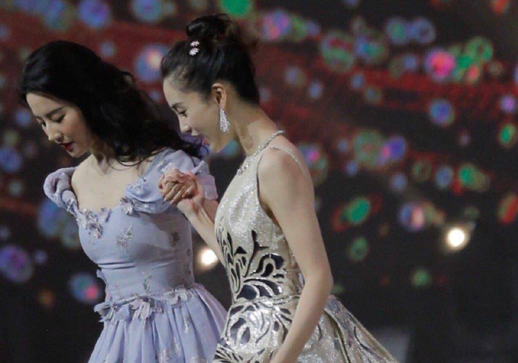 angelababy上手去扶,以及在赵丽颖走完红毯后,李冰冰与她牵手而行,都
