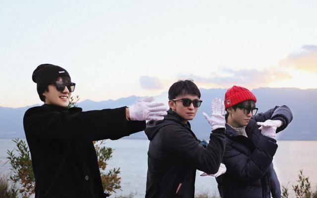 看到情侣在海边拍结婚照,王俊凯刘昊然董子健送的祝福各不相同_电动车