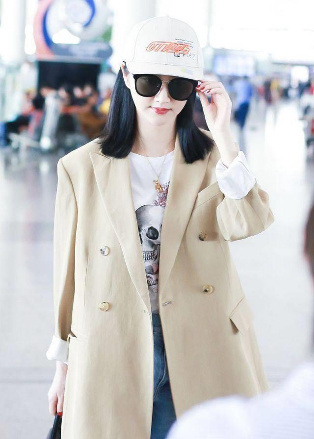 因为景甜外身穿着的是一件驼色的毛呢风衣,所以内搭方面一定要搭配一