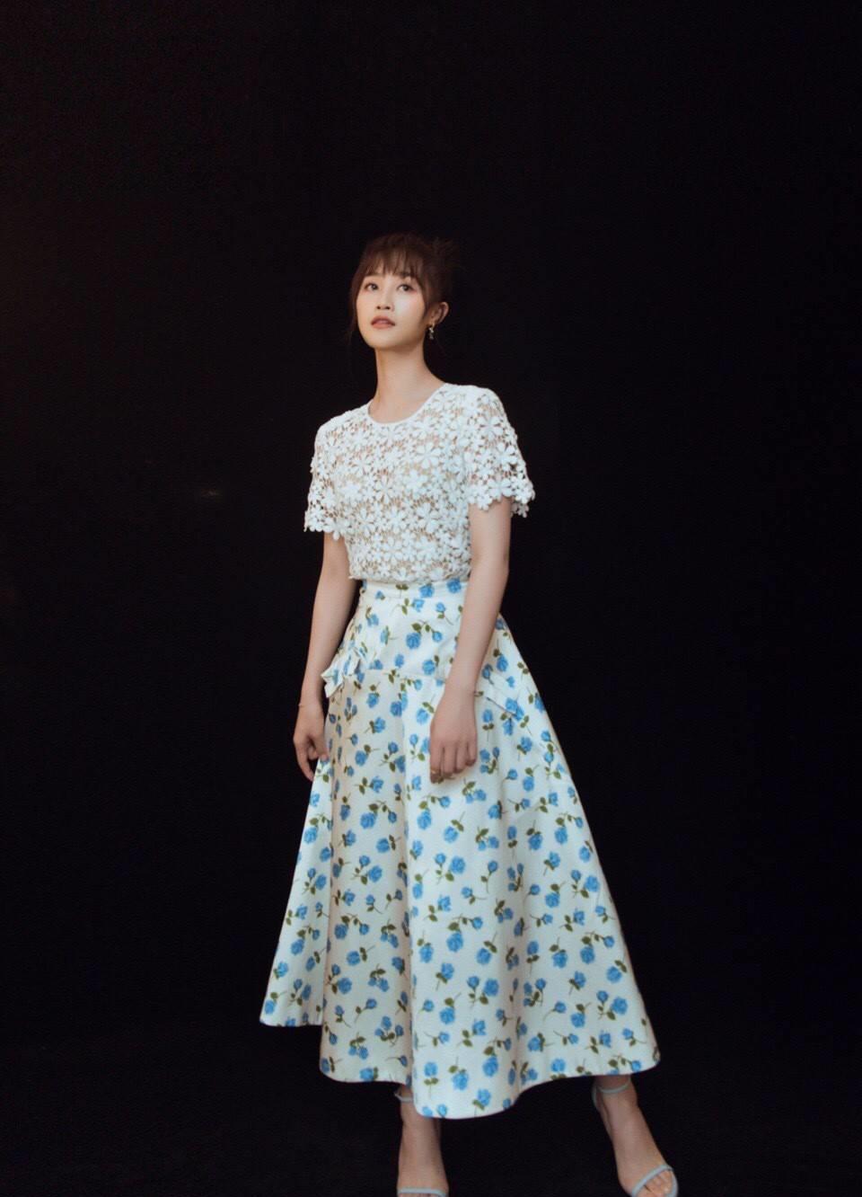 蓝盈莹好个性,穿泡泡袖镂空裙配方块手镯,小秀香肩霸气十足_连衣裙_舞