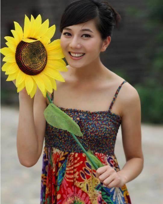 她"爱"过俞灏明,如今三十岁仍单身,出道十年无人知晓_彭杨_于馨_人们