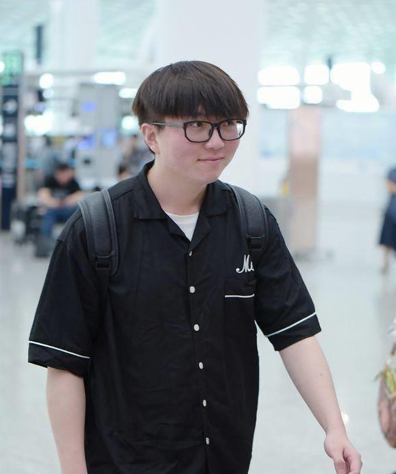 毛不易3次现身机场,造型一次比一次路人,网友:还是回去唱歌吧_黑色