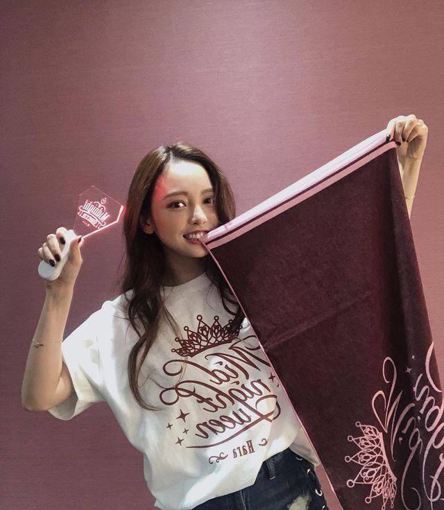 具荷拉去世!但你可知她生前受多少罪?团队年赚4亿多却睡桑拿房_网友_