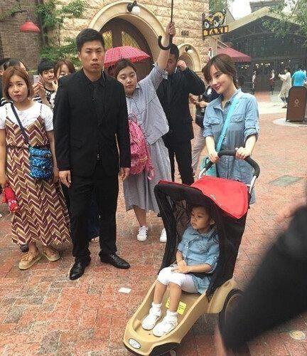 李小璐带甜馨逛街受路人追捧,还带着小甜心!_贾乃亮_小孩子_观众