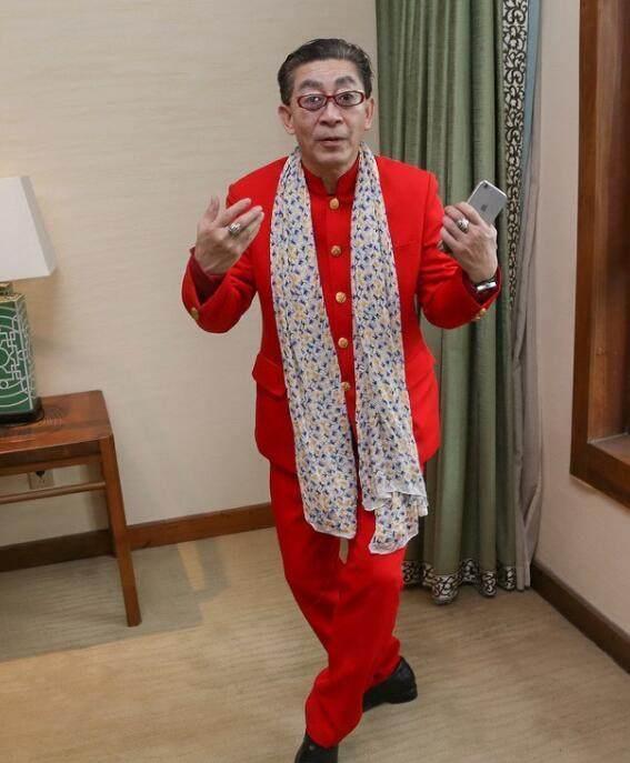 六小龄童和妻子在小区秀恩爱妻子好美小区破旧好有年代感_于虹_孙悟空