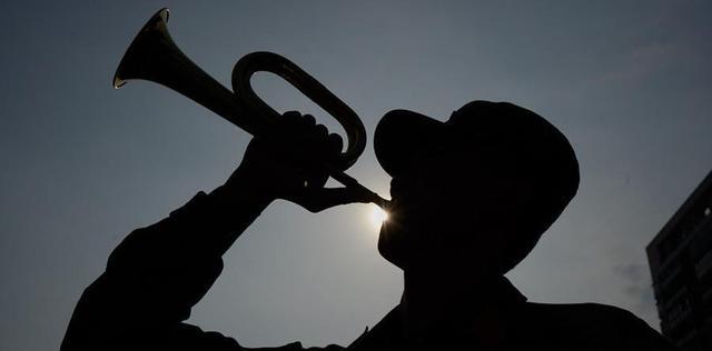 具体一点说的话,就是在部队吹号的,什么号都吹,像冲锋号,集合号等等