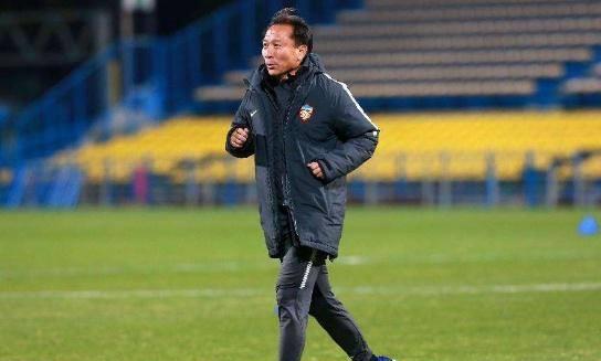 中超奇葩事:u23门将替补踢前锋4分钟被换下,董路:命比脸重要_球员_利