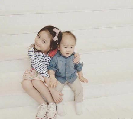 李小璐和李安琪带娃方式不一样,单纯看甜馨和奥莉的打扮就知道了_自然