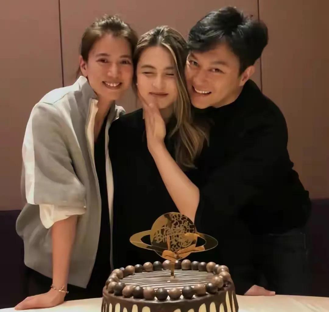 不仅如此,她还是张智霖的表姐上山诗钠出生于演艺世家,香港喜剧警匪片