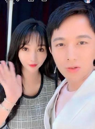 沦落到和网红卖地摊货,站角落令人心疼_影响_爱情_包贝尔