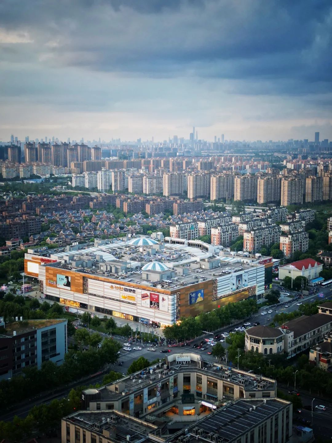 社区商业东苑米兰广场近在咫尺,步行600米可到达颛桥万达.