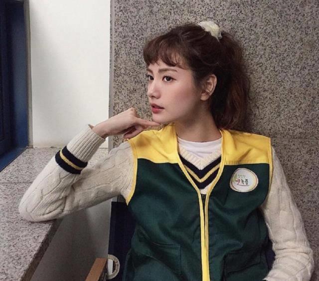 林珍娜新剧《出师表》新发型,变身羊毛卷女孩,超可爱_造型_穿着_白色