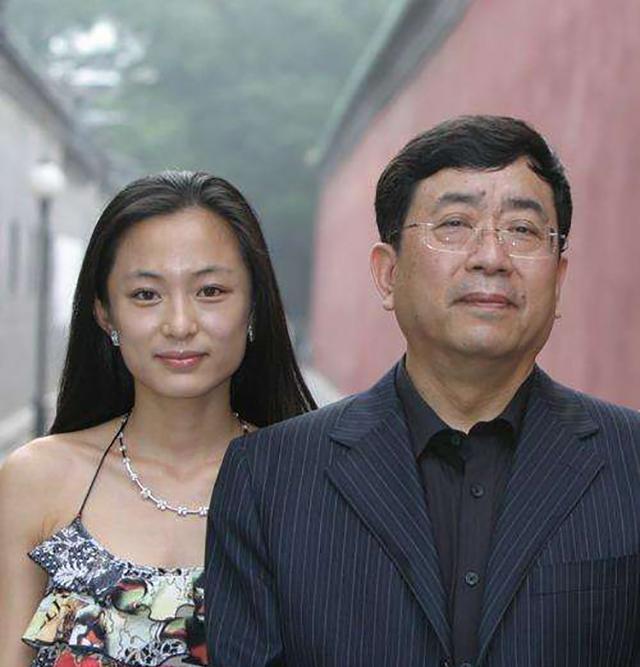 余秋雨:文学才子,感情"伪君子";弃13年糟糠妻,娶小16岁新欢_李红_马兰