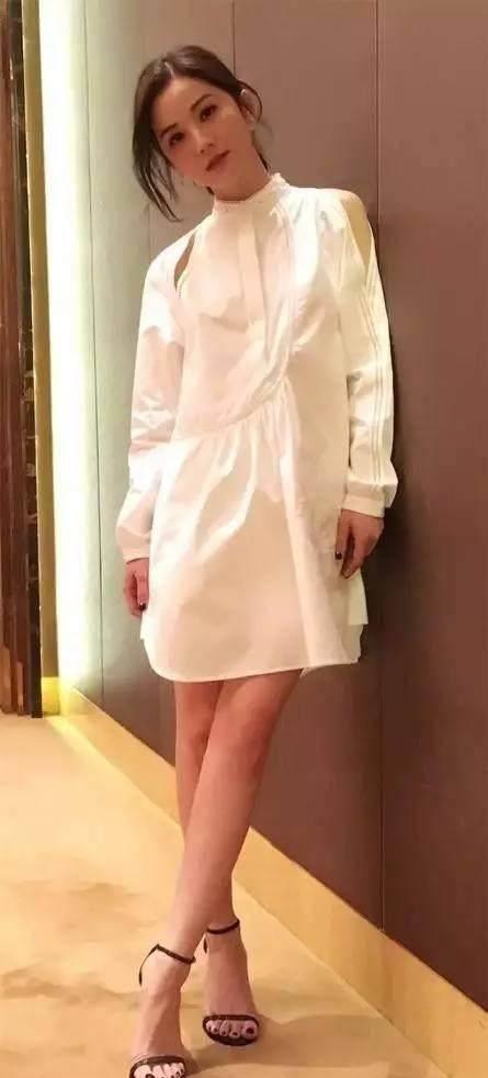 唐嫣也靠它美出了新境界!周冬雨却被发型坑惨了!_白色_连衣裙_长裙