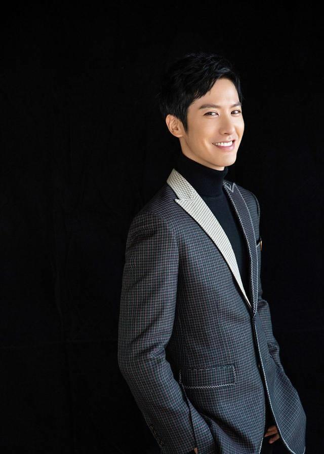 赖艺穿搭时髦有范儿,是男孩子喜欢的款!_西装_格子_风格