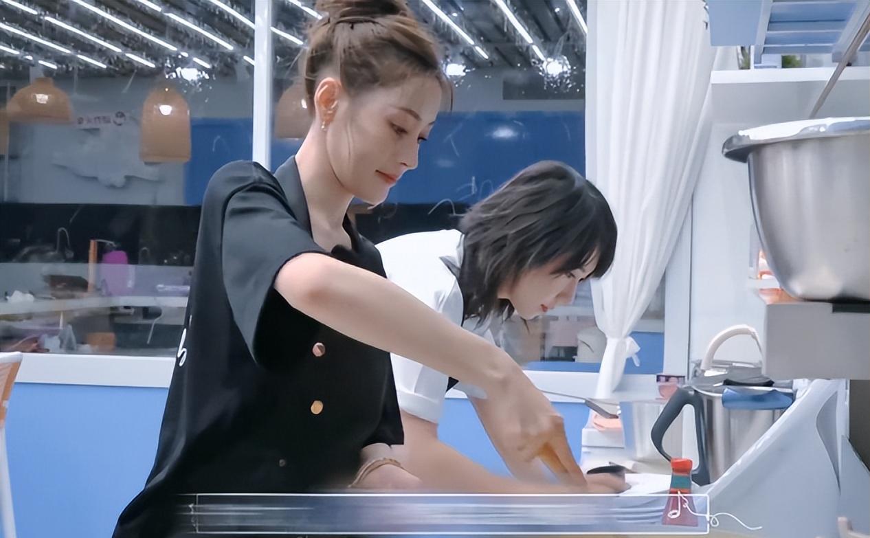 抢菜做菜齐齐上手,扎起丸子头少女感十足_张靓颖_客人_经营