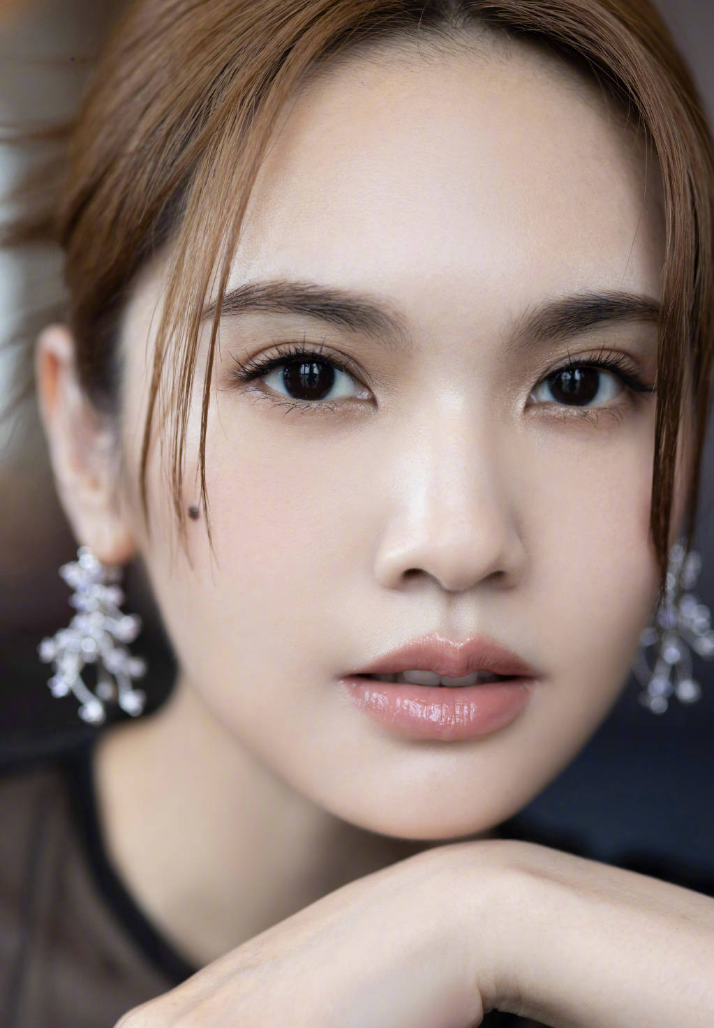 杨丞琳着黑色长裙勾勒曼妙身姿 珠宝点缀仪态优雅_个人_身材_社交