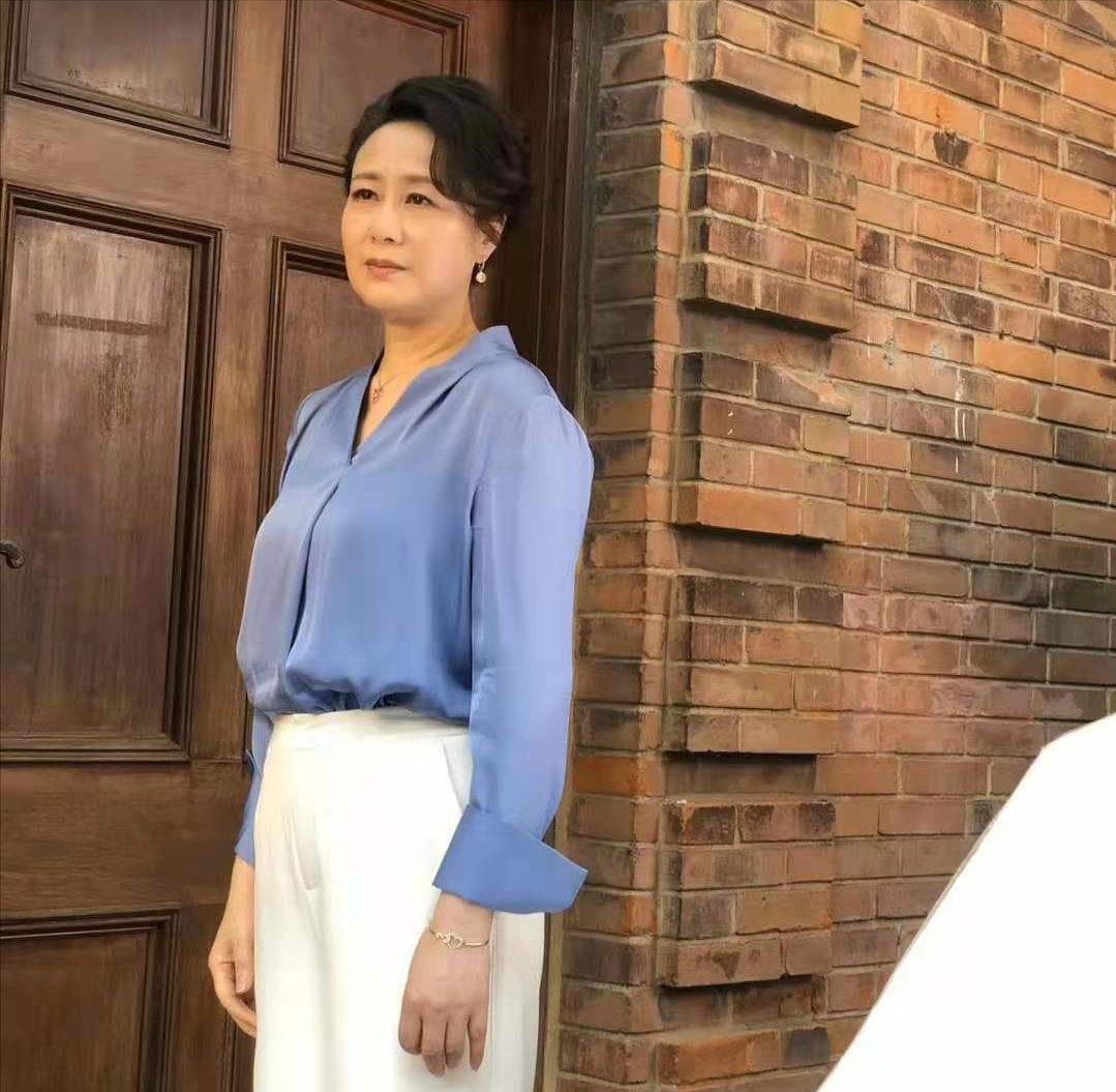 60岁吴玉芳自然老去,穿衣极简却高级有品位,越老反而越优雅_衣服_肤色