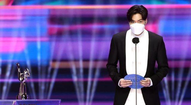 李敏镐金唱片为iu李知恩颁奖,西装蒙面难遮帅气,绅士礼仪获盛赞_程度