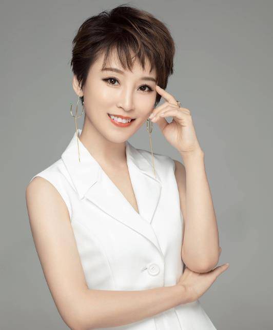 吴京老婆谢楠逛商城,同行的儿子被其他小朋友打了?