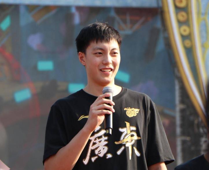 男篮核心后卫稳进12大名单,或成二号位首发,乔帅十分认可他_胡明轩
