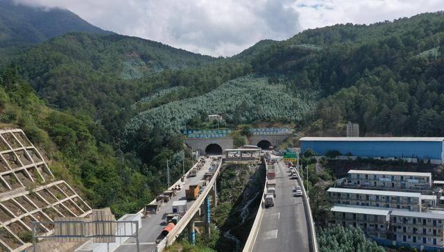 云南华丽高速公路营盘山隧道具备双向通车条件_施工_地区_永胜县