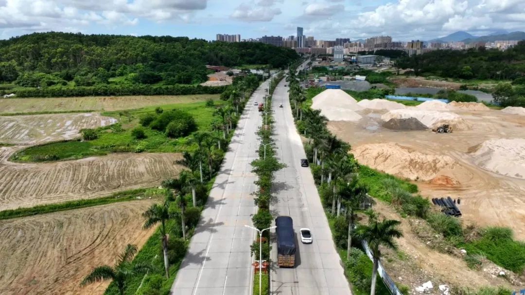 海丰县开展g324国道(雷公田至赤雁桥段)路域环境整治提升工作_建设
