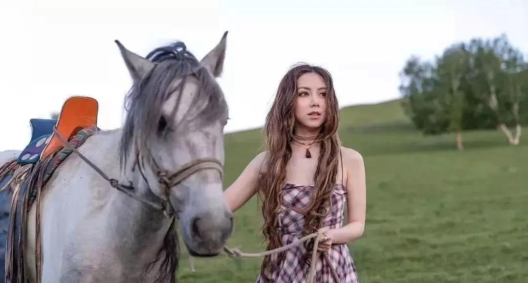 邓紫棋为男友庆生,表演小魔术甜翻众人,真爱让她摆脱"皮裤妹"_邓子琪