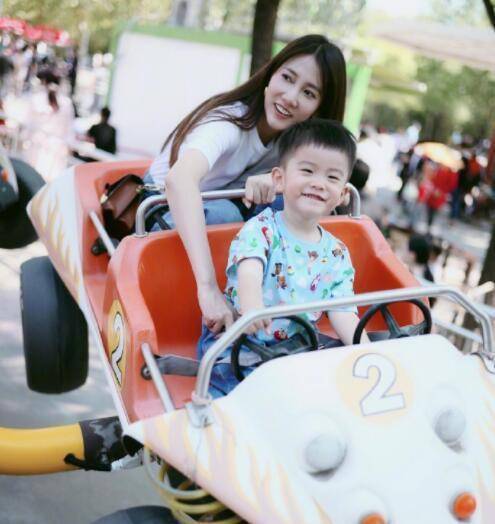 弦子晒与暖暖合影尽显母爱,暖暖长相越来越像爸爸李茂_妈妈_当红_成为