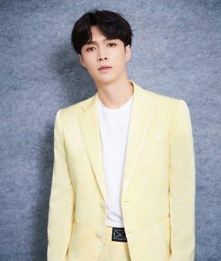 张艺兴在室外抽烟,不影响他人也有错?_明星_成年人_行为