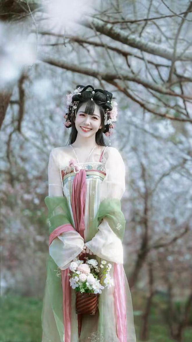 赖美云"汉服"造型美出圈,网友直言:不演古装剧可惜了!_粉色_发型_颜色