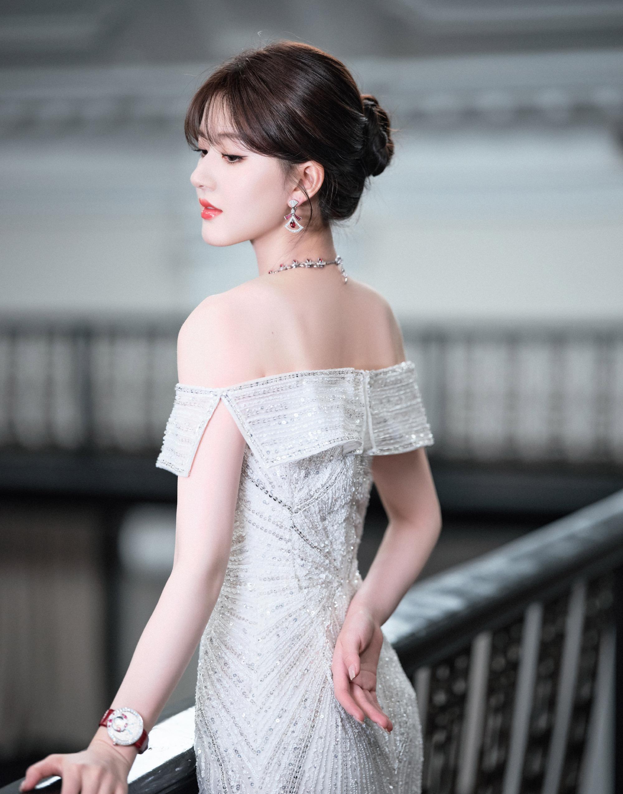 赵露思换造型师后变得更漂真实,她身穿白色亮片连衣裙,优雅迷人_魅力