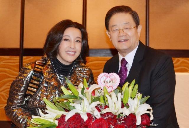 刘晓庆有喜了?是假消息!她那么爱阿峰,为何要分手?