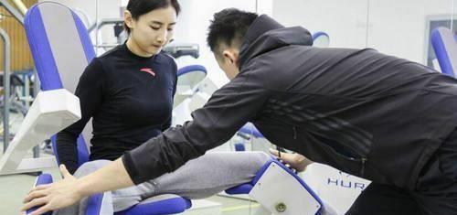 女运动员赛前热身的尴尬瞬间,男训练师辅助,网友:不敢直视_进行_刘诗