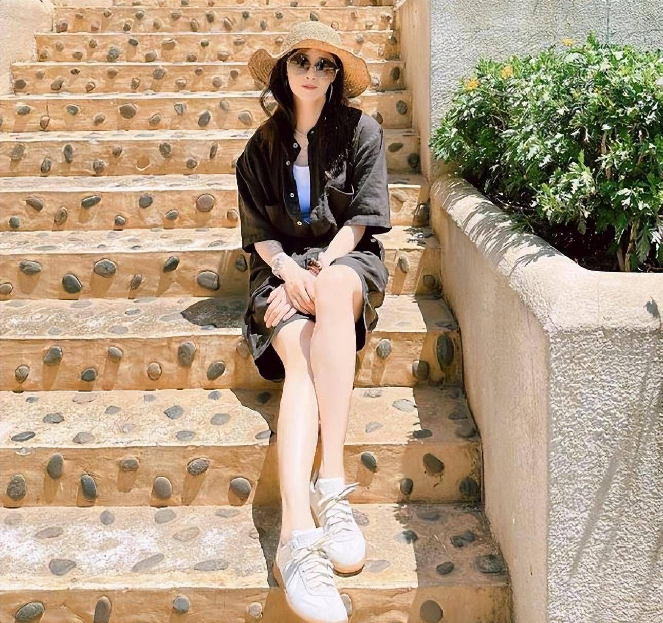 40岁蒋欣近照,瘦成"纸片人",筷子腿吸睛,牛仔短裤穿搭显年轻_漂亮