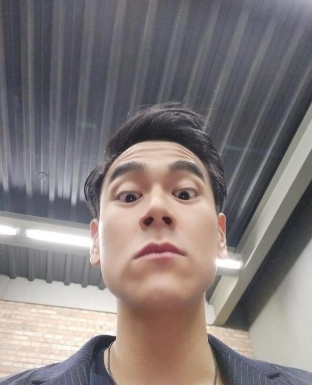 彭于晏晒自拍照全因被逼,网友纷纷艾特吴京:师兄逼得好_悟空_表情