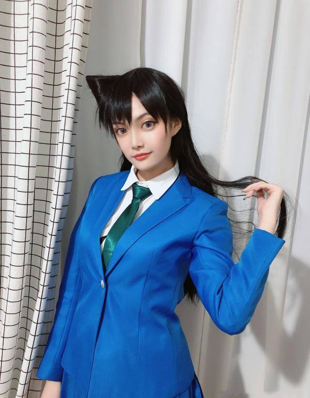 小姐姐cos毛利兰,还原独角发型无难度,这"漫画腿"才是真耀眼_自然