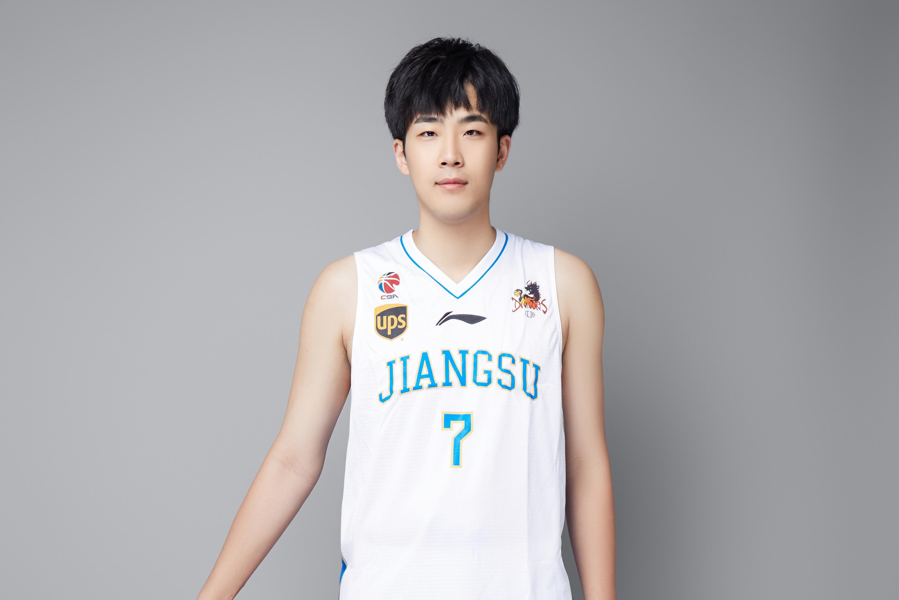 16年cba选秀大会,第十顺位来自青岛的中锋张嘉毅_肯帝_江苏