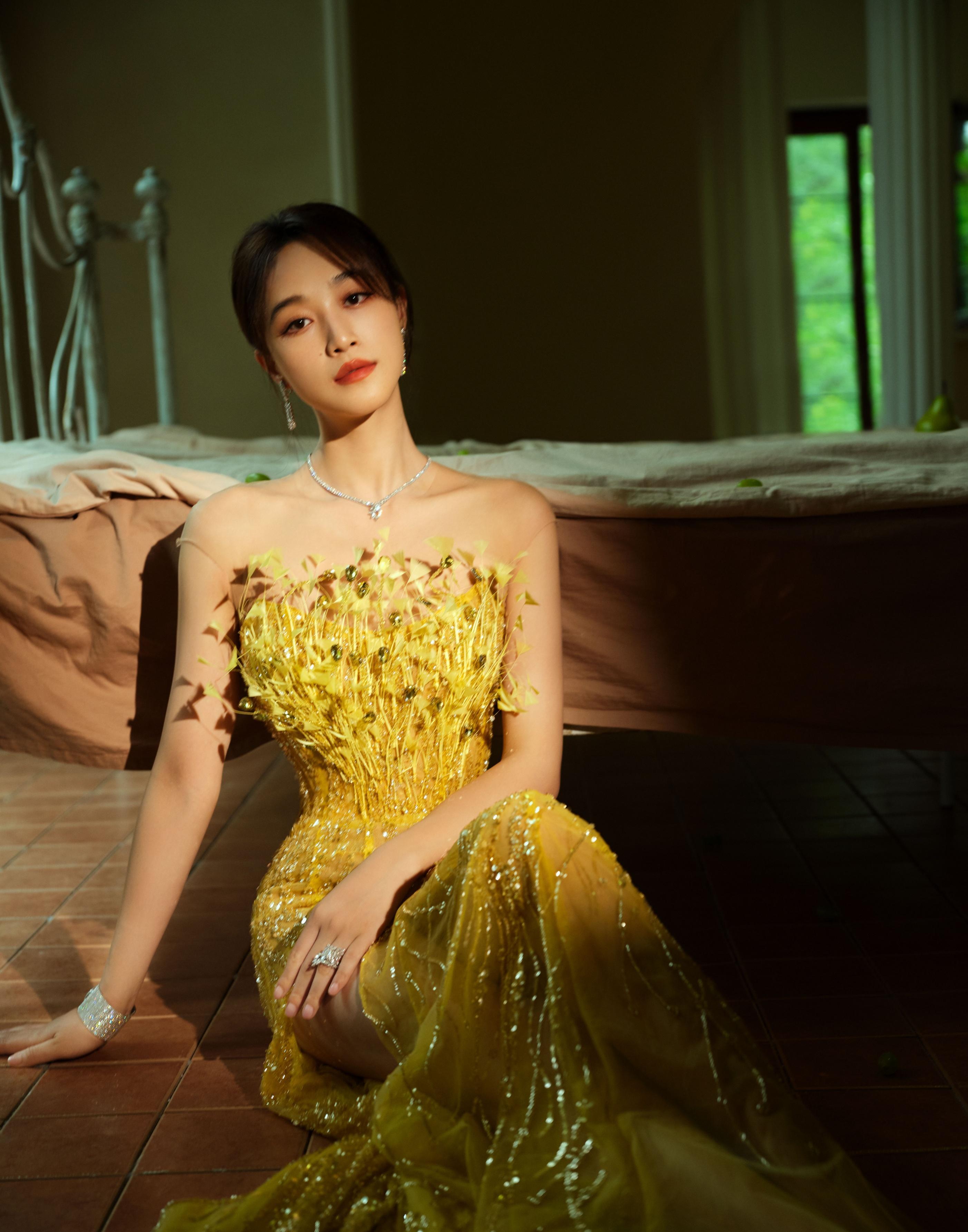 蓝盈莹亮黄色连衣裙造型_夏天_夏日阳光_钻石