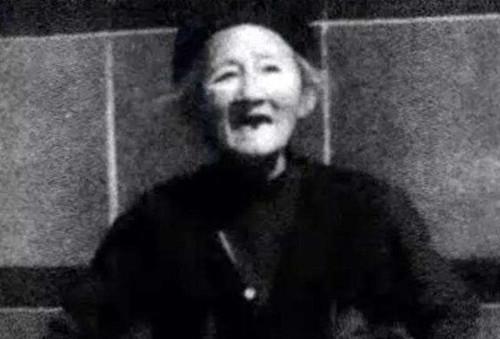 许反帝至今都没有恢复正常人的生活,他和父母一起住在大学的职工宿舍