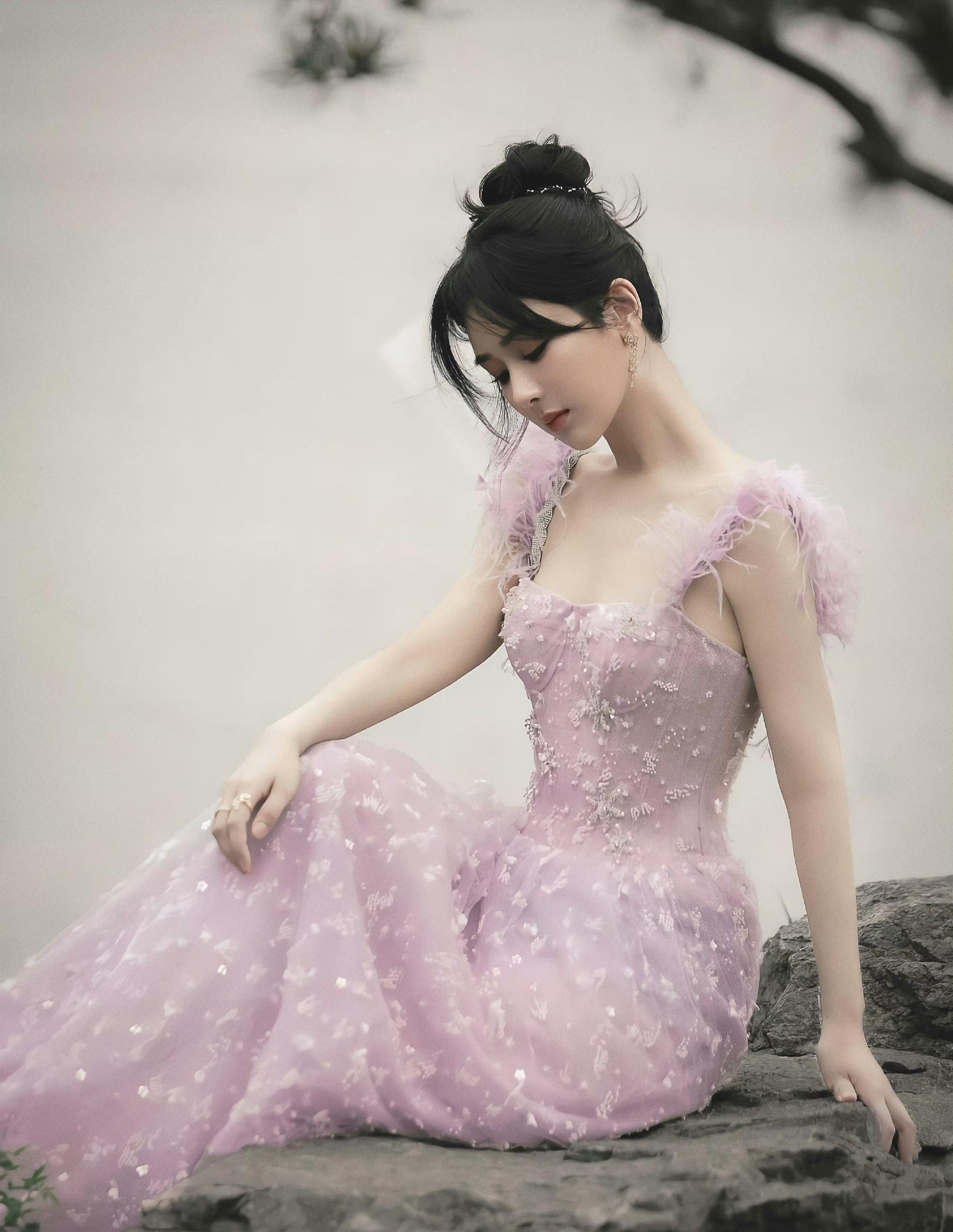 杨紫又美了!紫色羽毛紧身裙,花仙子紫色造型来了!_表演_演艺事业_长相