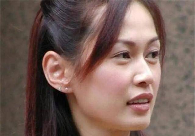 昔日tvb最美朱姬,素颜坐地铁发福成大妈,曾是新加坡小姐冠军_儿子